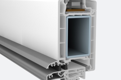 Taq-Usi-Softline-70-2-Secțiune transversală a unui profil de ușă PVC, cu ranforsare metalică și garnituri de etanșare pentru izolare termică.