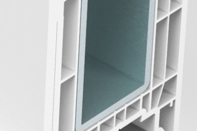 Taq-Usi-Softline-76-3-Secțiune transversală a unui profil de fereastră PVC, evidențiind structura internă cu camere multiple pentru izolare termică și geam termoizolant.
