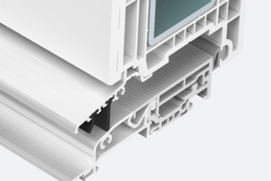 Taq-Usi PVC-Usi-Softline-82-4-Secțiune transversală a unui profil PVC cu sistem de etanșare avansat, structură multicamerală și canale de drenaj pentru eficiență energetică și izolare fonică superioară.