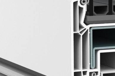Taq-Usi PVC-Usi-Vekamotion-82-2-Secțiune transversală a unui profil PVC pentru ferestre, cu camere multiple pentru izolare termică și garnituri de etanșare.