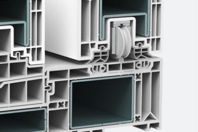 Taq-Usi PVC-Usi-Vekamotion-82-4-Secțiune transversală a unui profil de ușă PVC cu ranforsare metalică, camere multiple pentru izolare termică și garnituri de etanșare avansate.