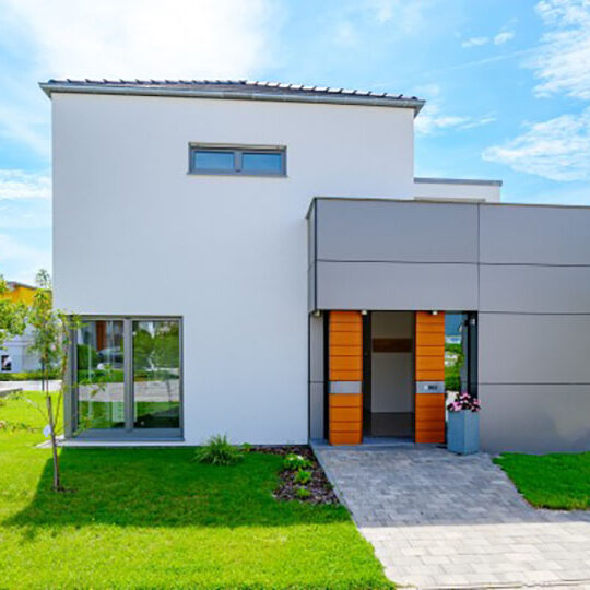 Fereastra-TAQ-VEKA-Softline-76-AD-Casă modernă cu fațadă minimalistă, accente din lemn și aluminiu, ferestre mari și design cubic, exemplu de arhitectură contemporană eficientă energetic.